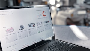 Barmag_Neumag_Digital_Academy_laptop - The Digital Academy's training programs are designed for operators, process engineers and technicians, as well as quality managers, and are currently available in 5 languages.