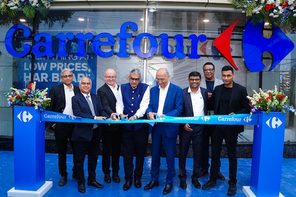 Carrefour store inauguration at Ansa City Centre, Raj Nagar Extension, Ghaziabad, by Mr. Nilesh Ved, Chairman of APPCORP Holding, owner of Apparel Group and Founder of KORA Properties, alongside Team Carr